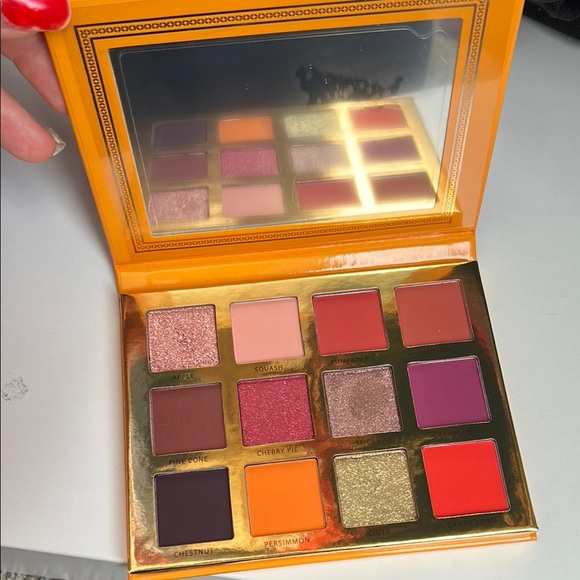 Vibrant Eyeshadow Palette with Bold Colors - Picture 3 of 3